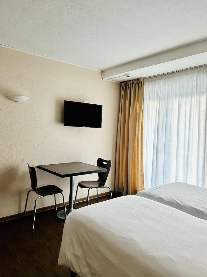 Hôtel pour 2 personnes, avec jacuzzi ainsi que piscine et sauna dans Bains Du Couloubret - 2