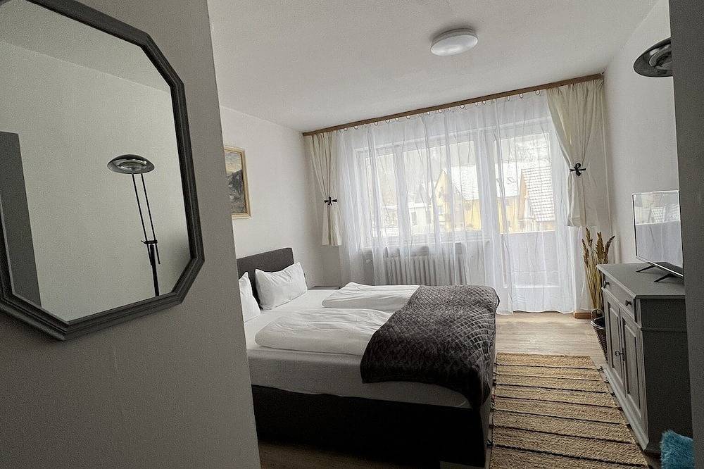 Ganze Wohnung, Schönes Doppelzimmer mit Balkon in Steinsfeld, Taubertal