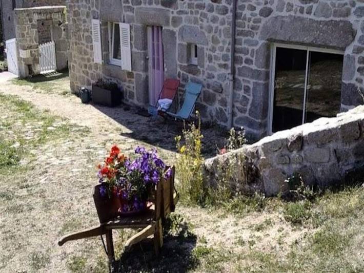 Gîte pour 4 personnes, avec piscine ainsi que terrasse et jardin, adapté aux familles dans Saint-Léger-du-Malzieu