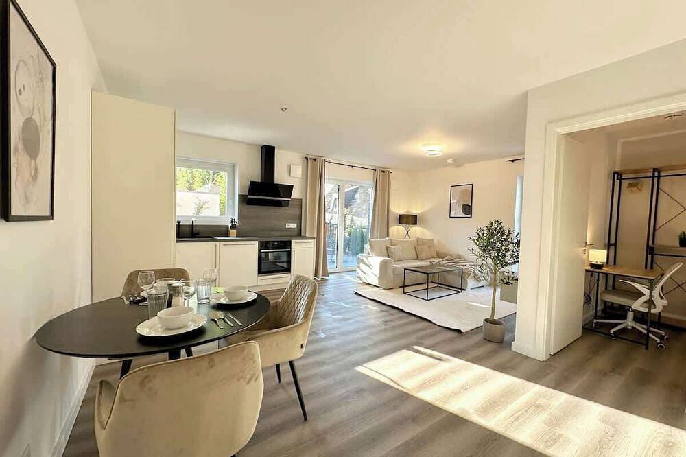 Ganze Wohnung, Modernes Apartment mit Terrasse + Parkplatz, Nähe Bahnhof in Henstedt-Ulzburg, Kreis Segeberg