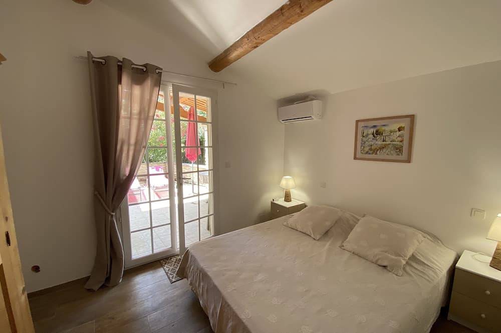 Très agréable villa privée avec piscine chauffée dans le Luberon in Taillades, Parc naturel régional du Luberon
