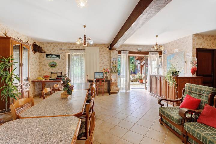 Guesthouse "Du Château Vieux" with Shared Terrace and Wi-Fi in Milhac, Quercy