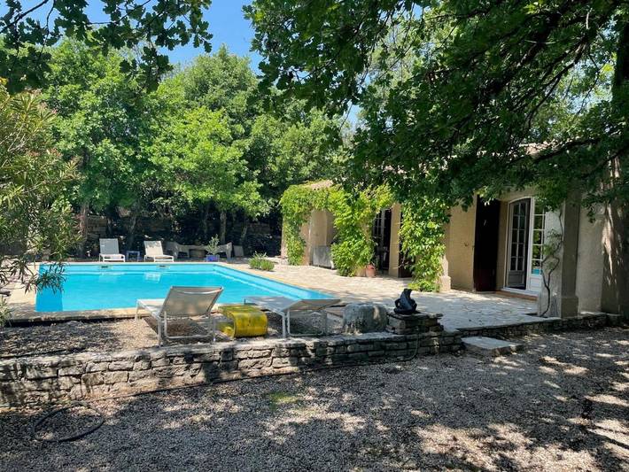 Location de vacances pour 6 personnes, avec Terrasse et Jardin ainsi que Piscine et Vue à Arpaillargues-et-Aureillac