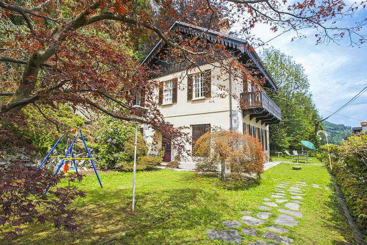 Location de vacances pour 9 personnes, avec vue sur le lac ainsi que jardin et balcon, animaux acceptés dans Premeno