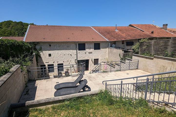 Gîte pour 6 personnes, avec jardin dans Longeaux
