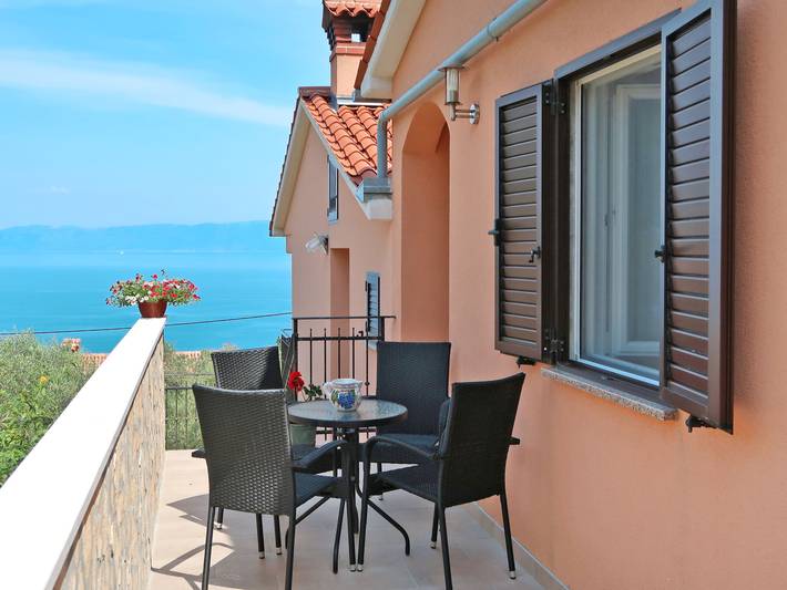 Ferienwohnung für 4 Personen, mit Balkon und Garten in Ravni