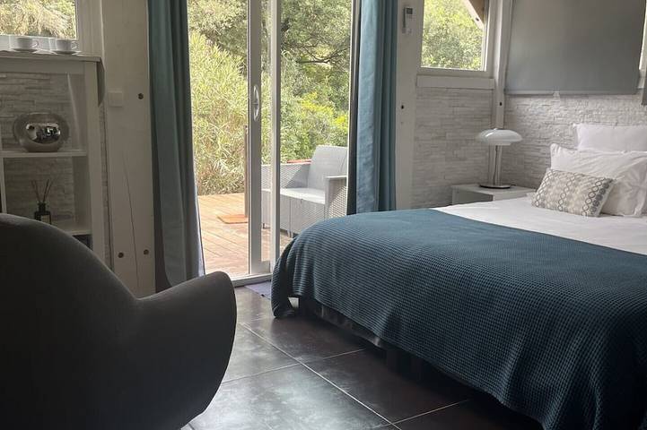 Location de vacances pour 2 personnes, avec Jacuzzi ainsi que Jardin et Piscine à Puéchabon