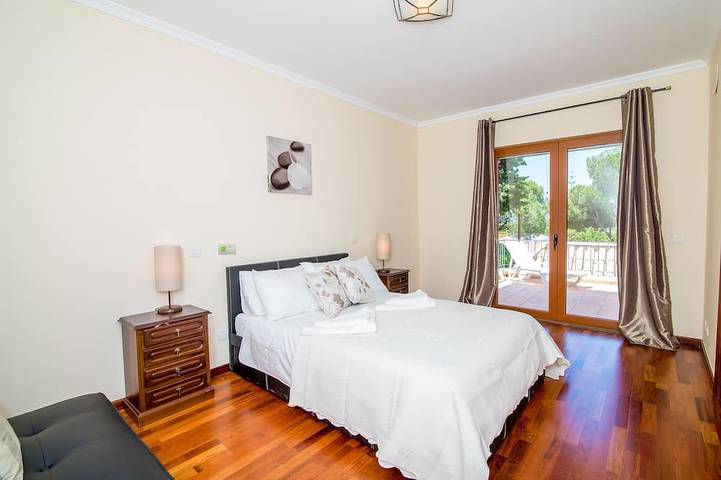 Schöne große freistehende Villa in der Vilamoura Marina Area mit Pool in Quarteira, Faro Distrikt