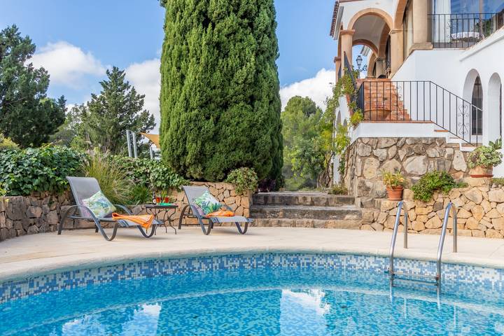 Villa "Sol y Luna" con vistas a la montaña, piscina, terraza, aire acondicionado y Wi-Fi in Jávea, Costa Blanca
