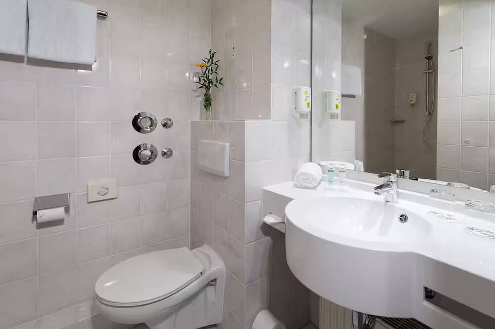 Stylish, Well-Equipped Room, 5 miles to Vivarium Zoo – Great for a Short Getaway in Griesheim, Südhessen