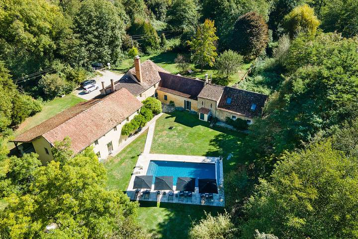 Gîte pour 14 personnes, avec piscine, animaux acceptés à Beaumont-du-Périgord