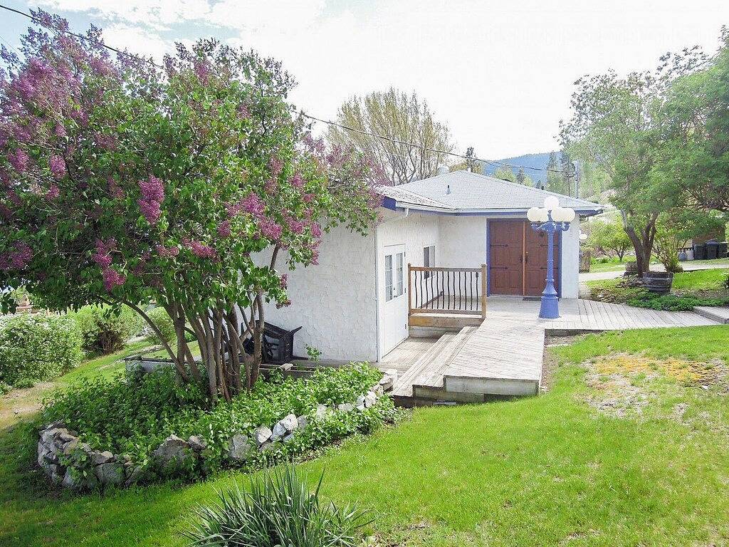 Lake Okanagan Cottage 'Charm' in Peachland, Bc in Peachland, Regional District of Central Okanagan