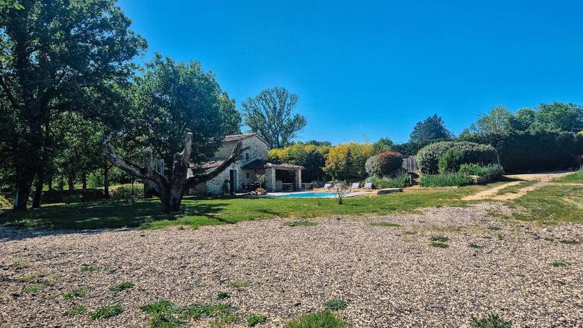 Location de vacances pour 4 personnes, avec jacuzzi ainsi que jardin et piscine à Saint-Sauveur-de-Cruzières - 4