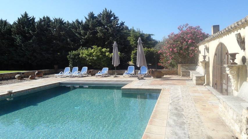 Gîte pour 6 personnes, avec piscine ainsi que terrasse et jardin à Eygalières - 2