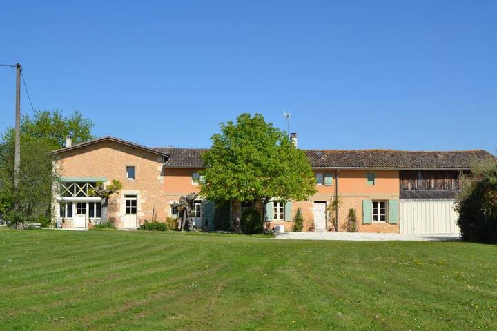 Location de vacances pour 12 personnes, avec piscine ainsi que jardin et vue, animaux acceptés à Sainte-Foy-la-Longue