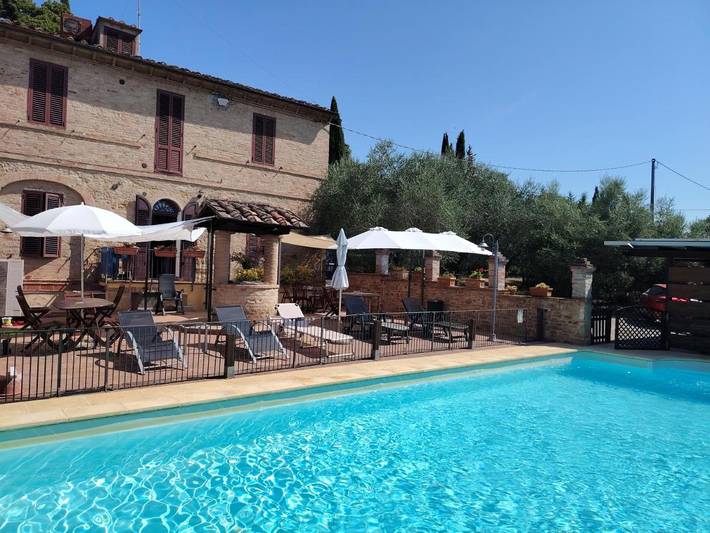 Location de vacances pour 4 personnes, avec vue ainsi que jardin et piscine, adapté aux familles à Sienne