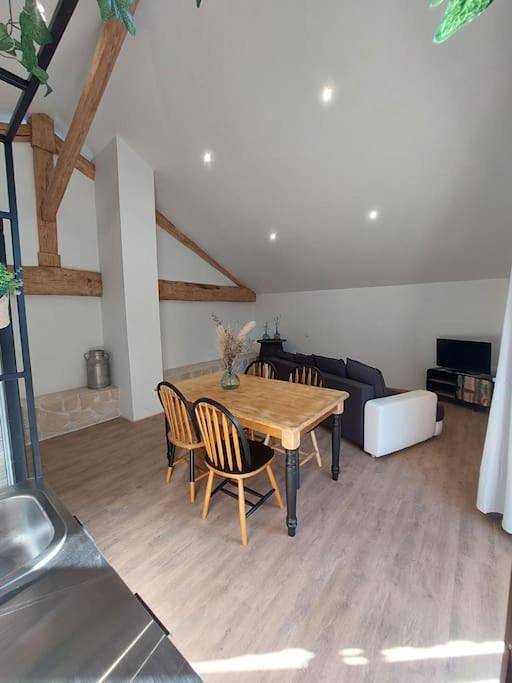 Location de vacances pour 4 personnes, avec balcon ainsi que vue et jardin à Bussière-Galant - 3