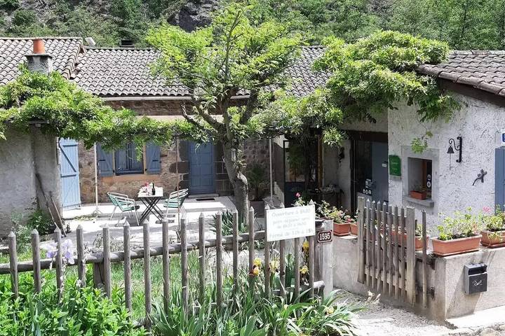 Chalet pour 4 personnes, avec vue et terrasse ainsi que sauna et piscine, animaux acceptés en Ardèche - 2