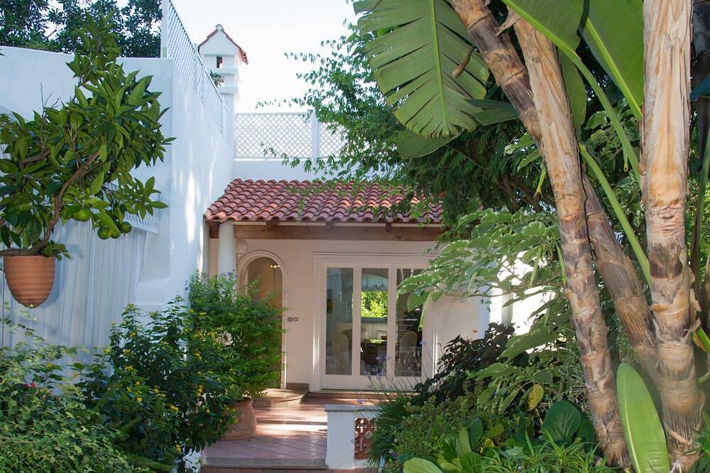 Elegant Mediterranean-style residence to enjoy the beauty of Ischia. in Casamicciola Terme, Ischia