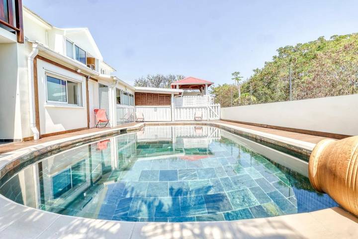 Gîte pour 4 personnes, avec vue ainsi que balcon et piscine à La Possession - 2