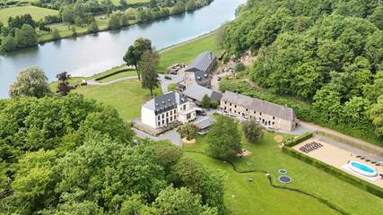 Gîte pour 12 personnes, avec piscine et terrasse, animaux acceptés à Vireux-Wallerand
