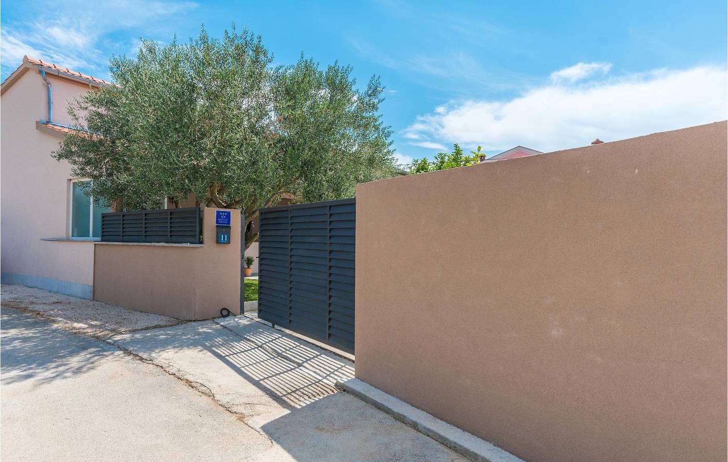 Gemütliche 1-Zimmer-Wohnung mit Pool und WLAN, nur wenige Schritte vom Restaurant Markica entfernt in Galovac, Zadar