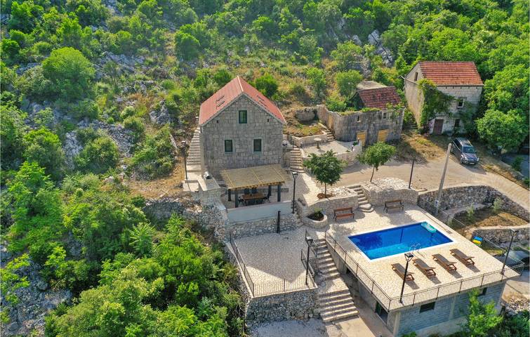 Ferienhaus für 6 Personen, mit Terrasse und Pool sowie Garten - 1