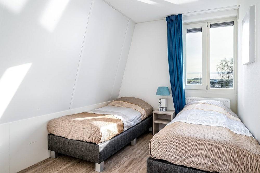 Übernachten Sie in unserem geräumigen Sneekermeer-6-Haus mit privatem Bootssteg. in Akkrum, Friesland