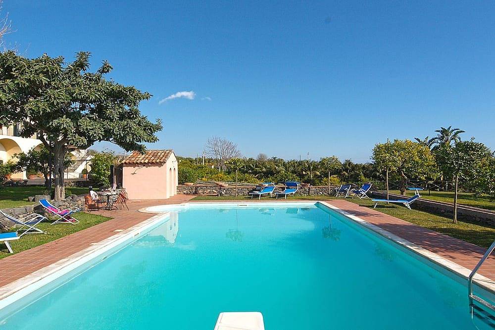 Exklusive Villa mit Pool & Jacuzzi, schöne Meeres-Ätna-Aussicht in der Nähe von Catania / Taormina in Praiola, Riposto