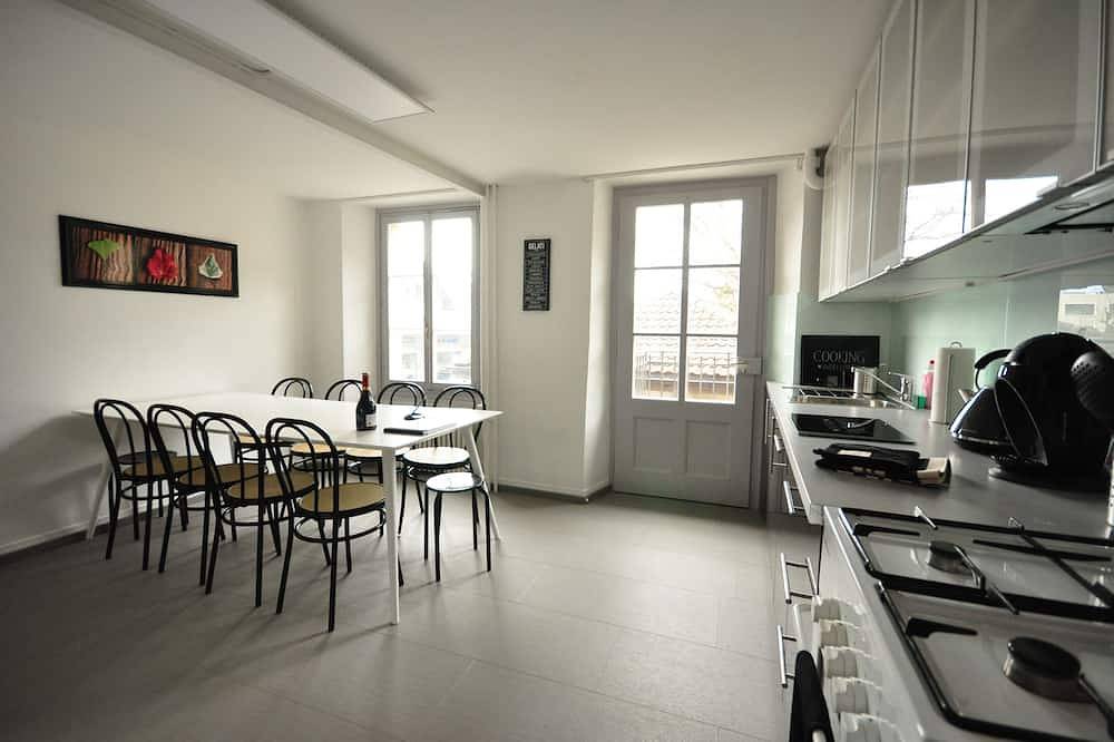 Appartement entier, Nouvellement rénové appartement de 4 chambres. 3 minutes à Interlaken.  12 personnes. Balcon in Matten bei Interlaken, Lac de Thoune