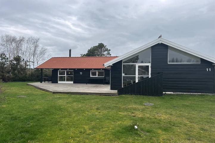 Ferieudlejning for 8 personer, med Jacuzzi og Terrasse såvel som Have og Sauna i Hals