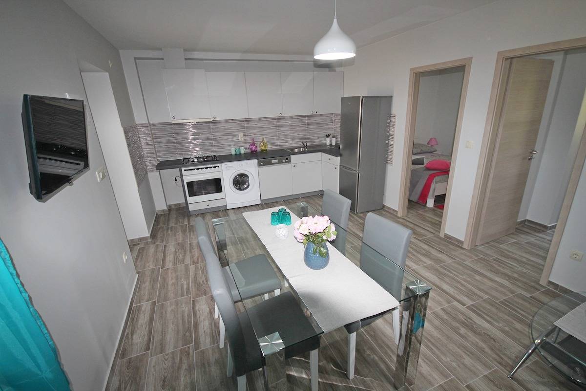 Ganze Wohnung, Erdgeschosswohnung Rustica mit 2 Schlafzimmern in Ljubac, Zadar