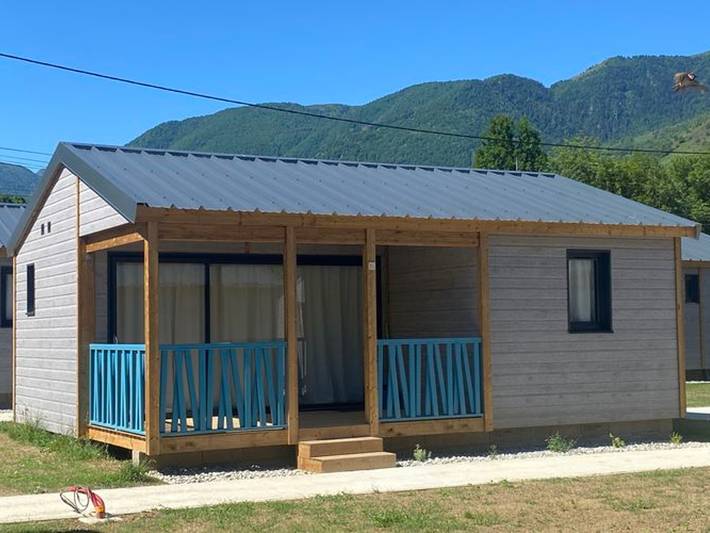 Chalet pour 4 personnes, avec terrasse et piscine dans l' Ariège