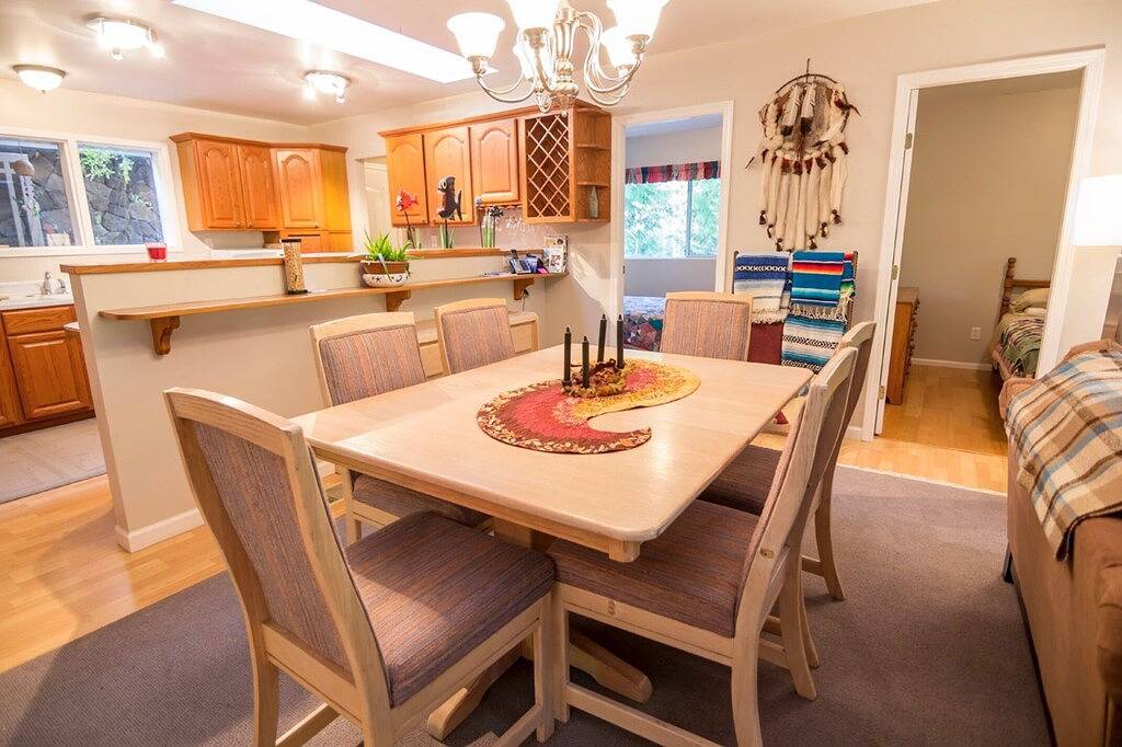 4 Bedroom Pet Friendly Cottage Ruhige, abgeschiedene Lage am Wasser in Secret Cove in Sunshine Coast Regional District