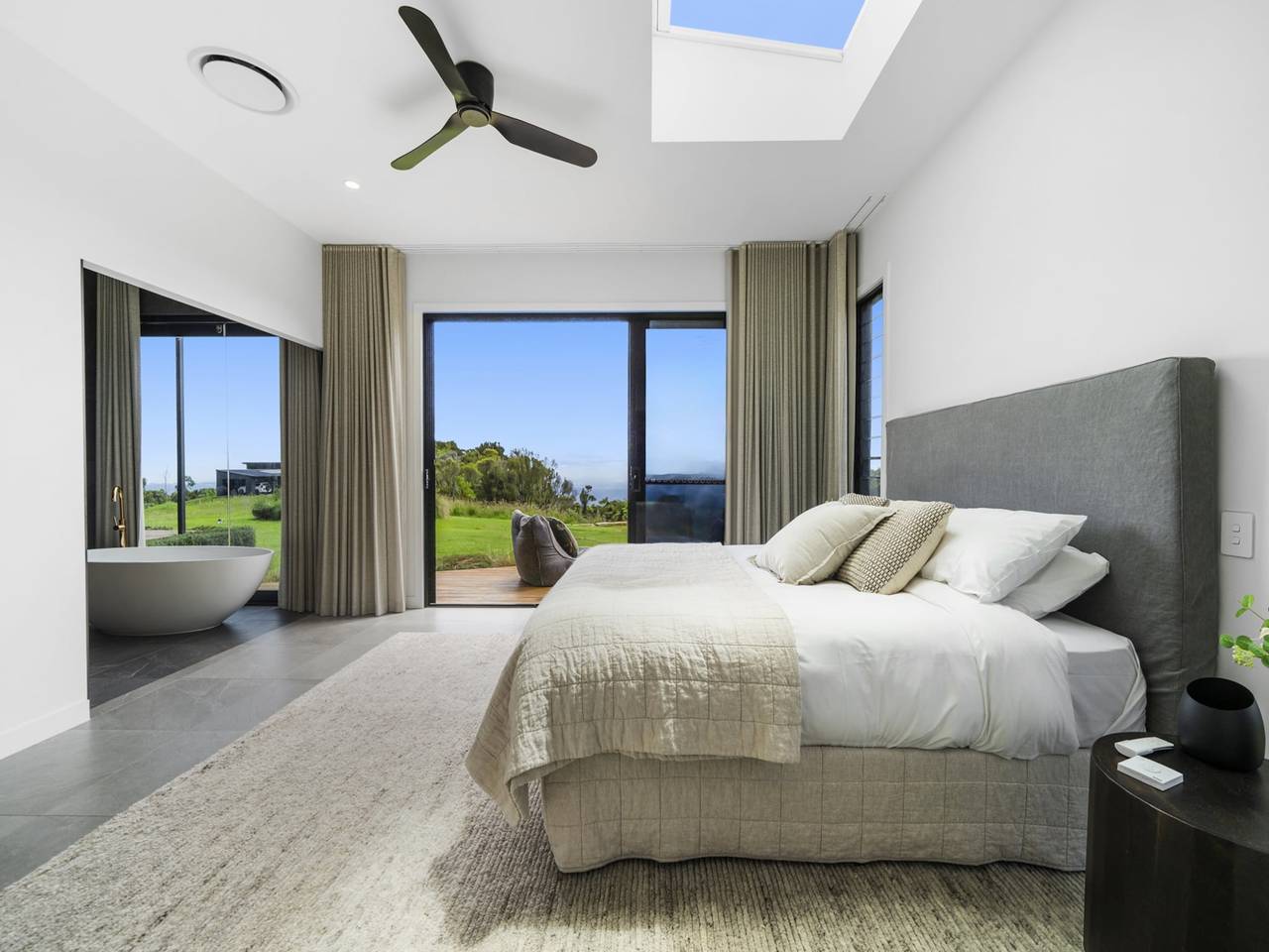 Entire apartment, Scenic House with Private Yard & Bbq Area in Gold Coast City