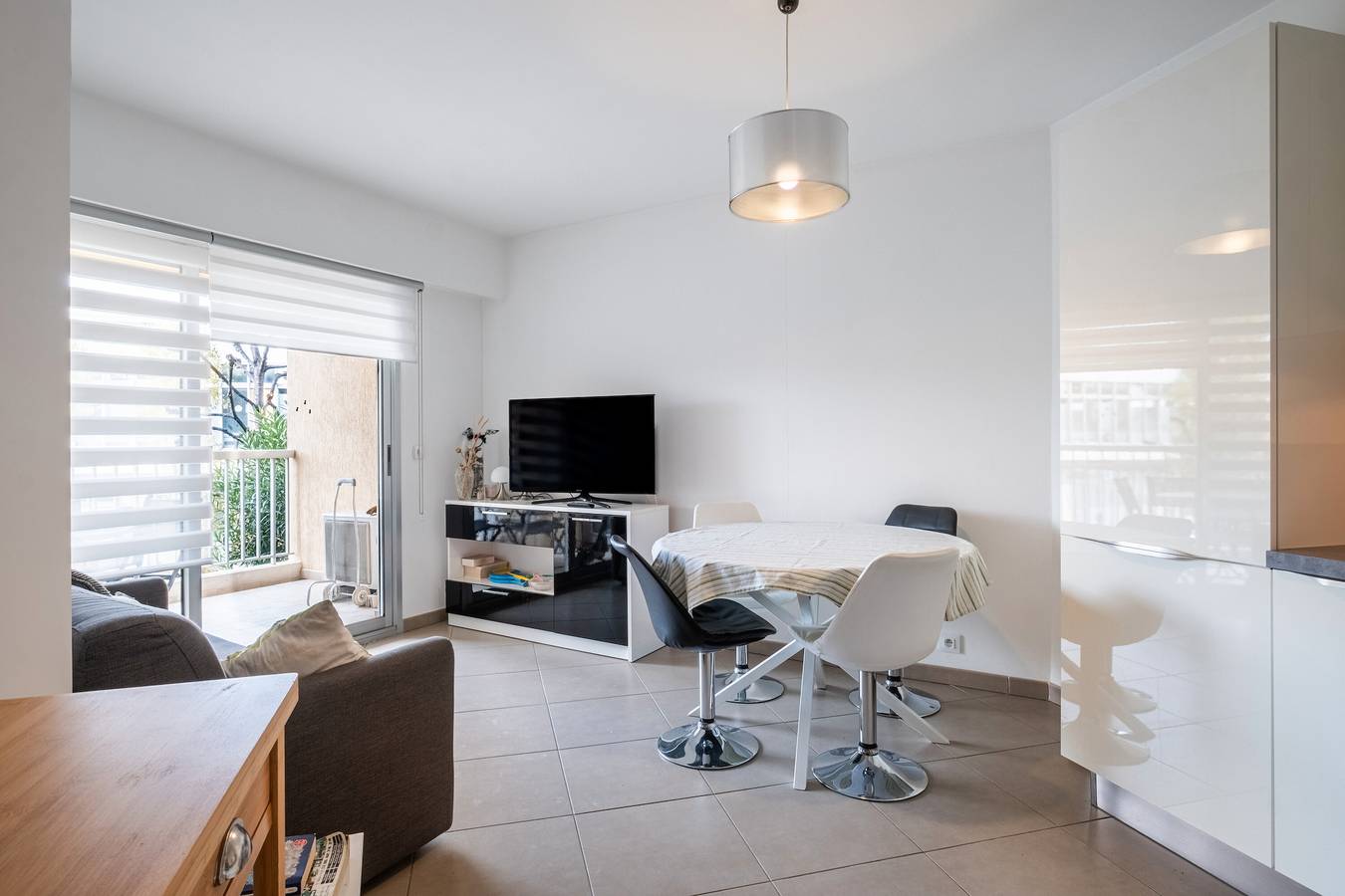 Apartamento entero, Apartamento «Le Lido T2 Piscina, Frente al Mar» con piscina, balcón y aire acondicionado in Cros de Cagnes, Cagnes-sur-Mer