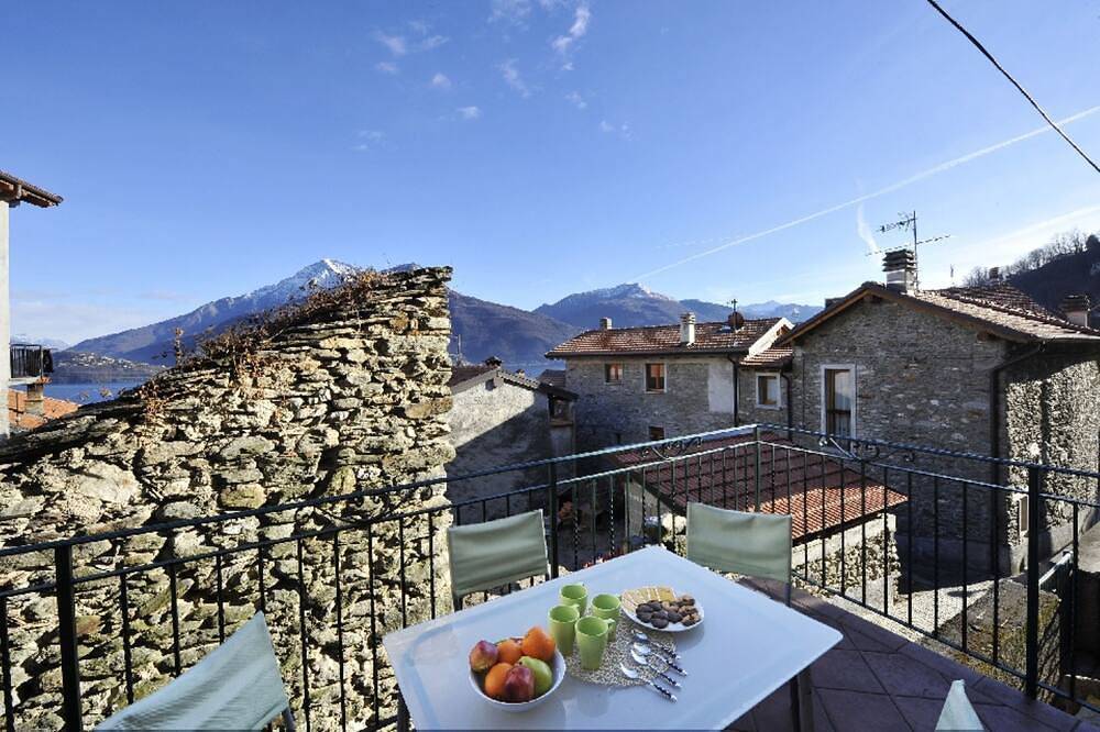 Ganze Wohnung, Ferienwohnung mit 2 Betten, umwerfendem Blick auf den See, Balkon und Erdgeschoss-Terrasse in Musso, Gemeinde Musso
