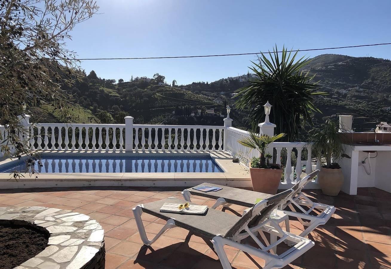 Casa de vacaciones "Cortijo Pura Vida" con vistas a la montaña, piscina, terraza y jardín in Cómpeta, Costa del Sol