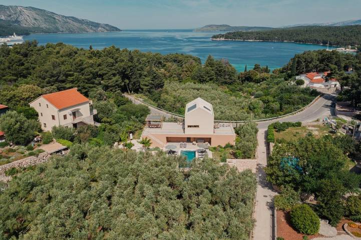 Villa pour 10 personnes, avec Balcon et Terrasse ainsi que Jardin et Piscine à Stari Grad - 2