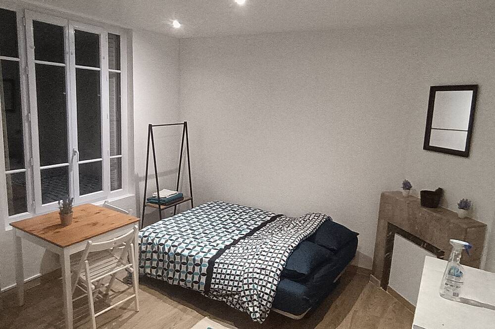 Entire apartment, Studio Porte de Paris in Bagnolet, Seine-Saint-Denis