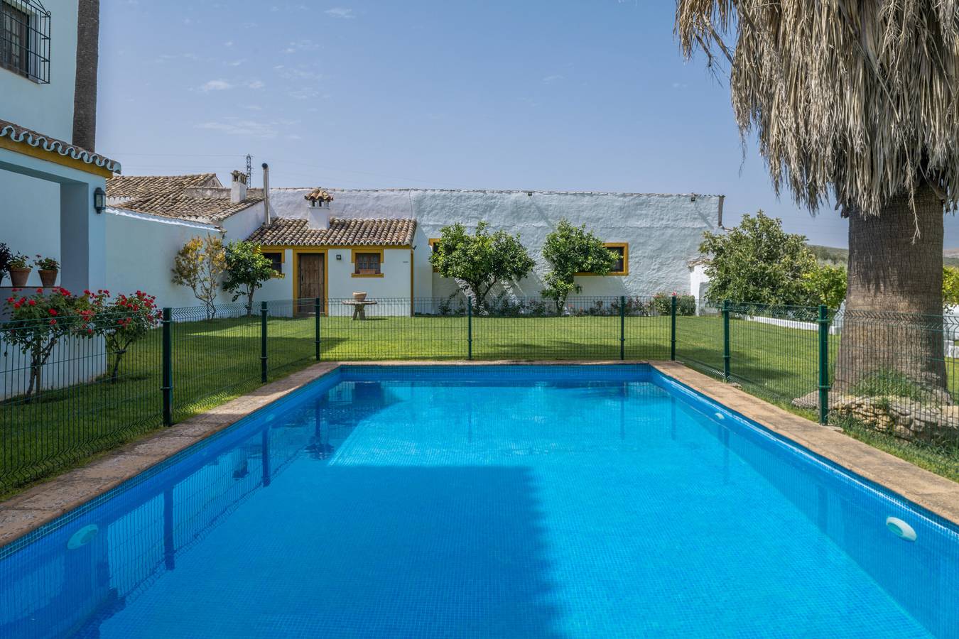 Casa de campo 'Cortijo La Dehesa Del Pilar' con vistas a la montaña, piscina privada y Wi-Fi in Setenil de las Bodegas, Pueblos Blancos