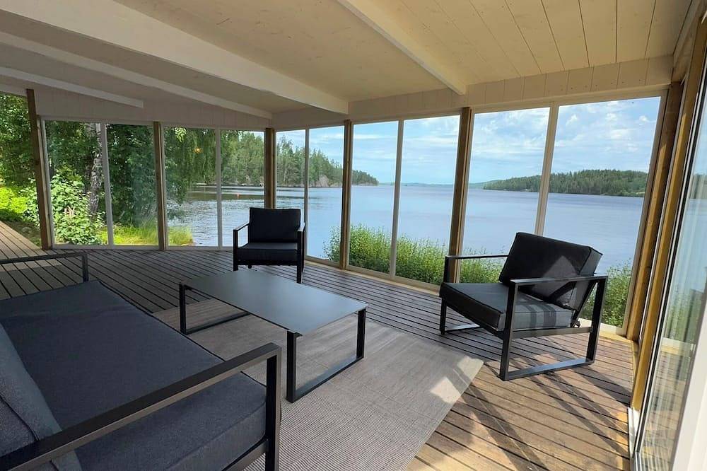 Waterfront house in Bengtsfors 2.5 km from stores and trailer ramp in Bengtsfors, Dalsland