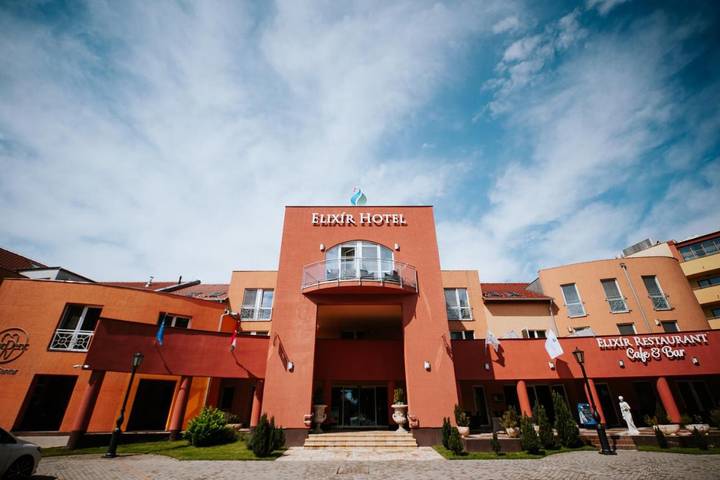 Hôtel pour 3 personnes, avec piscine ainsi que terrasse et sauna