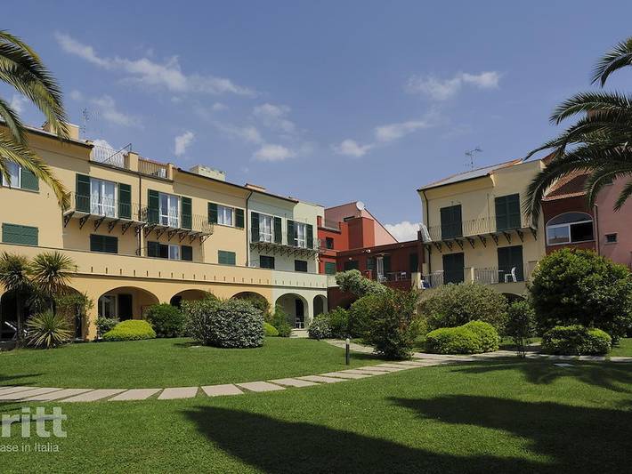 Location de vacances pour 7 personnes, avec terrasse ainsi que balcon/terrasse et jacuzzi à Loano