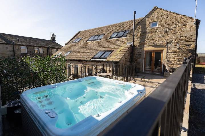 Holiday rental for 4 people, with Hot tub and Garden in Holmfirth