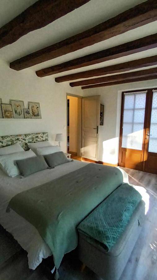 Chambre d’hôte pour 2 personnes, avec piscine et jardin ainsi que terrasse et vue