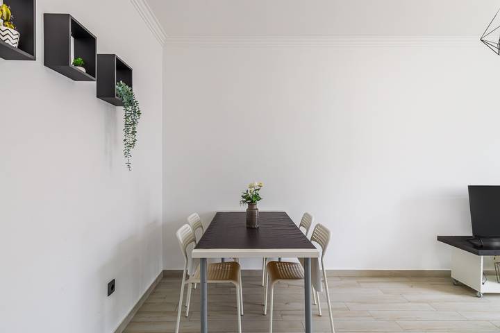 Hel lägenhet, Vacation Apartment “Sleeptubal Modern Accommodation” with Balcony & Wifi in Baixa da Banheira e Vale da Amoreira, Halbinsel von Setúbal