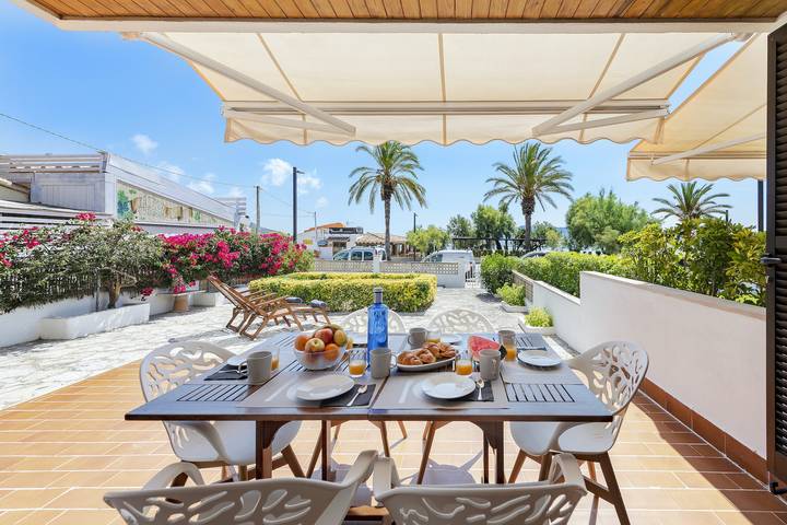 Ganze Wohnung, Beachfront Apt la Bugambilia in Port de Pollença, Pollença