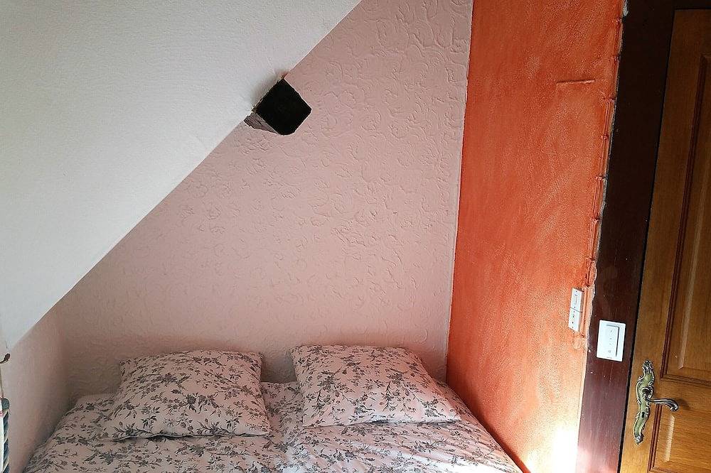 Auténtica cabaña bretona con todas las comodidades cerca del puerto / playas en parque cercado in Camoël, Côte des Mégalithes