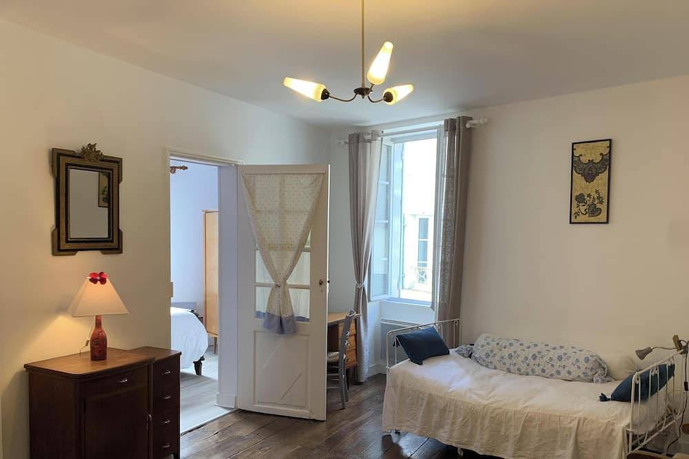 Appartement entier, Poterne Logement raffiné avec jardin in Aubeterre-sur-Dronne, Charente